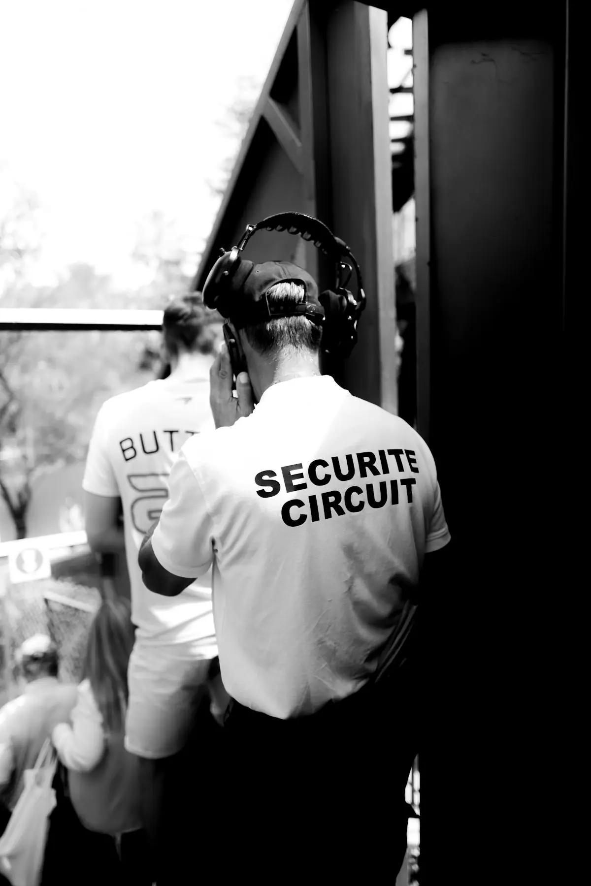 Agent de sécurité avec un casque audio, vu de dos